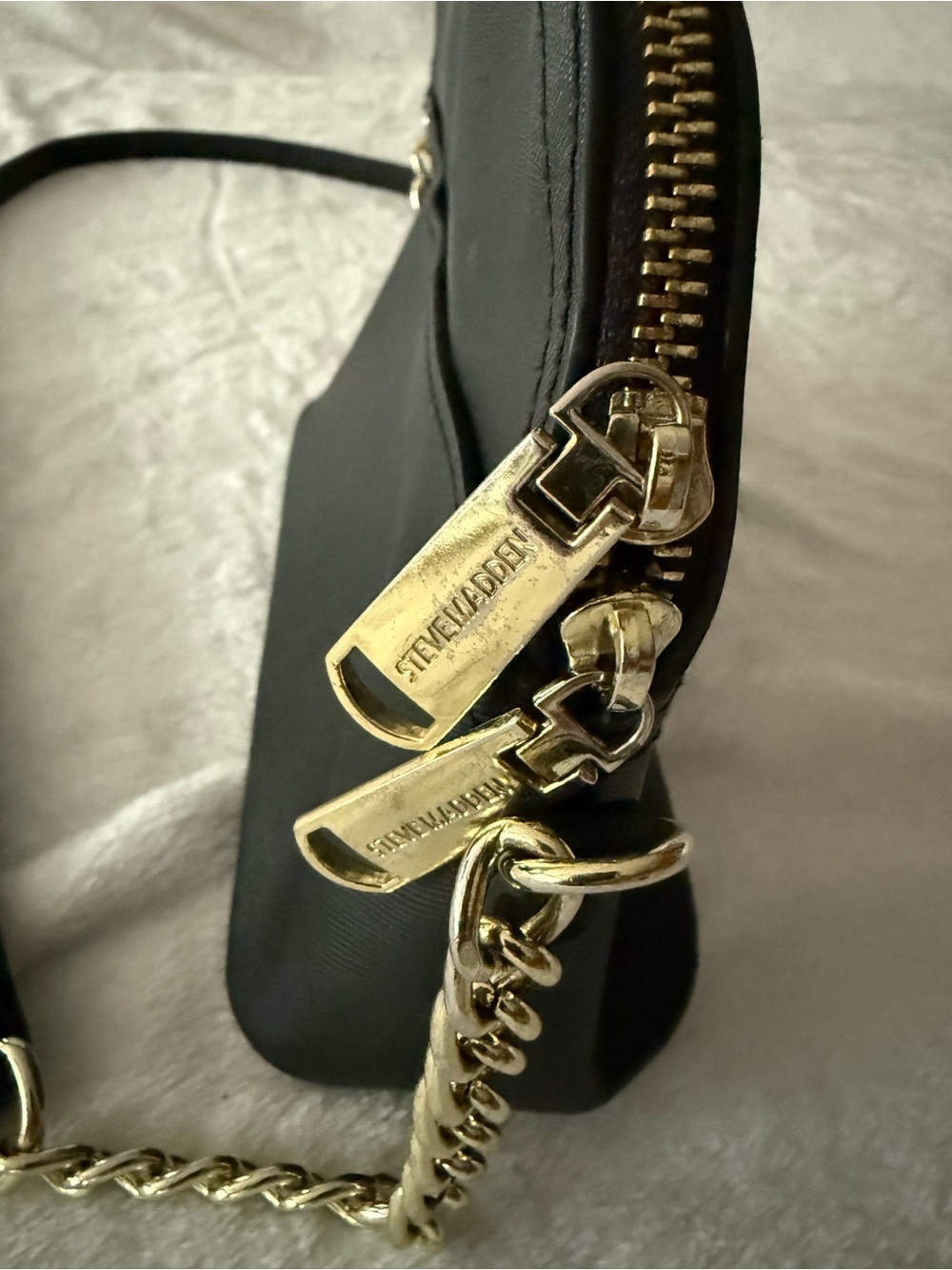 Steve Madden Black Crossbody Bag With Gold  Chain Accents - Picture 6 of 12